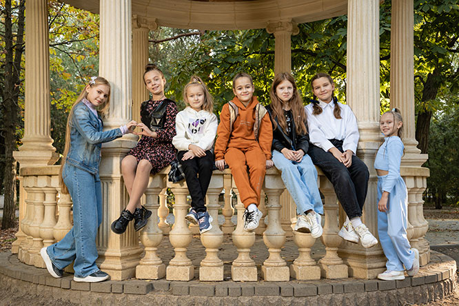 Групповой уличный портрет учениц 4 класса.